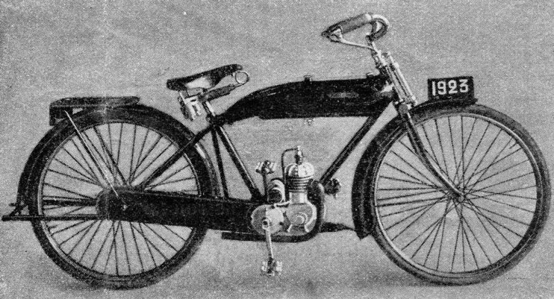 zobrazit detail historického snímku: Bicykl s pomocným motorkem u šlapadel.