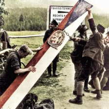 kolorovaná fotografie Ničení československých hraničních sloupů sudetskými Němci.