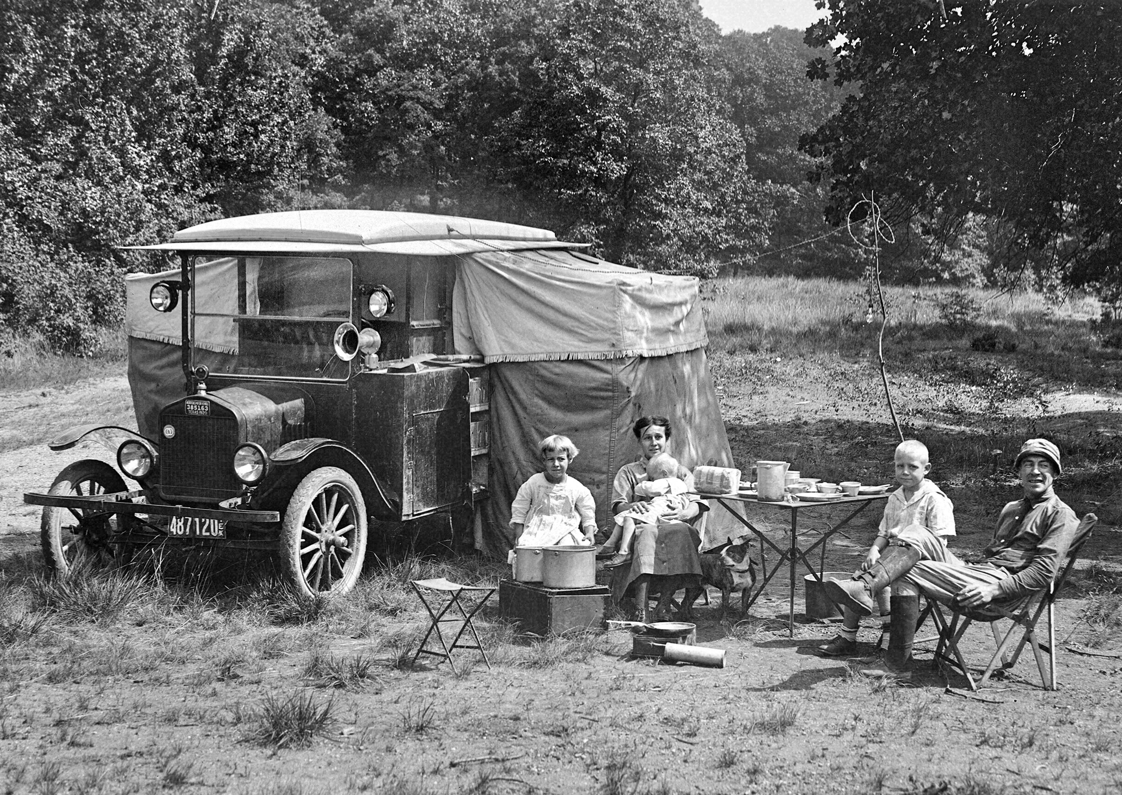 Old camp. Ford model t 1916 автодом. Туризм 20 века. Автомобильный туризм. Автомобильный туризм 20 века.