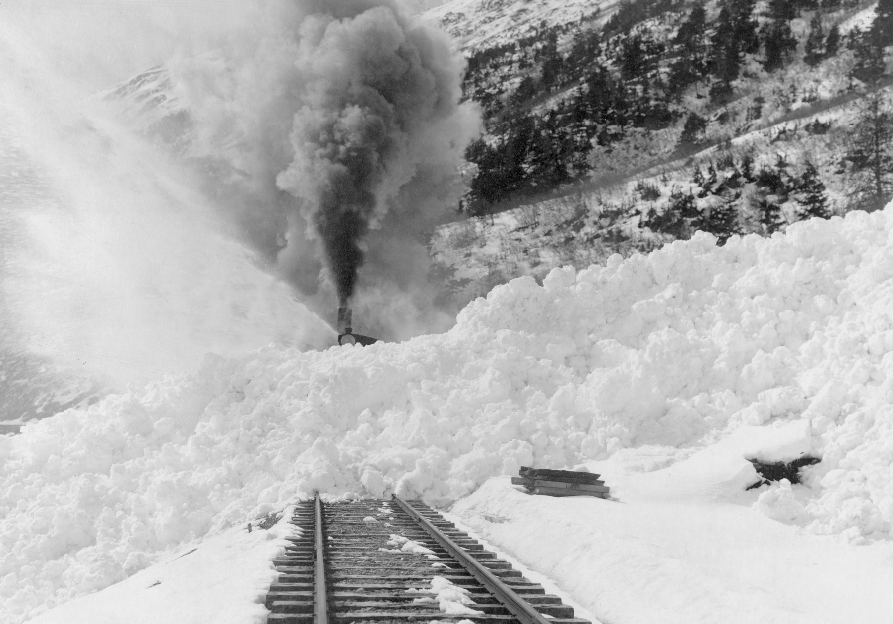 Поезд снежные заносы. Лавина в Альпах 1916. Снежные заносы на железных дорогах. Паровоз зимой. Поезд зимой.