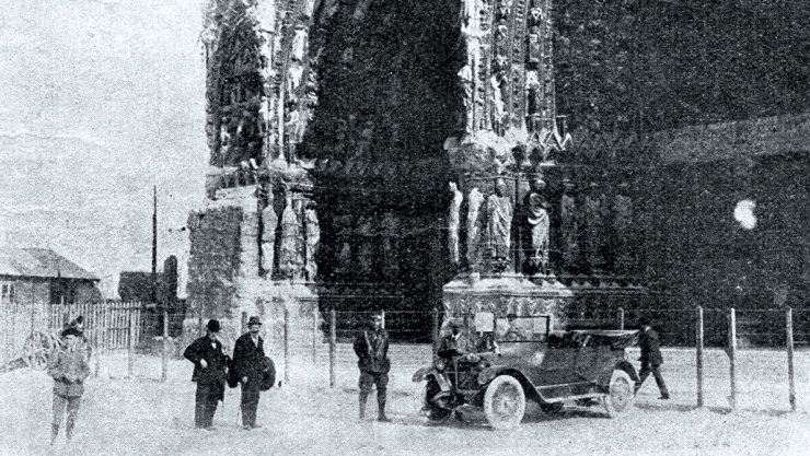 zobrazit detail historického snímku: Před katedrálou Remešskou.