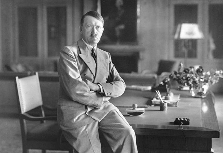 zobrazit detail historického snímku: Adolf Hitler.