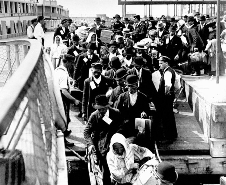 zobrazit detail historického snímku: Ellis Island.