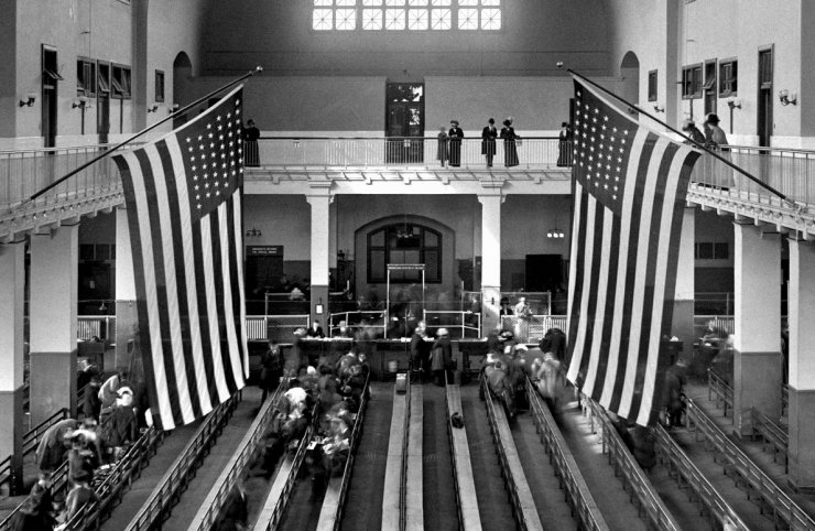 zobrazit detail historického snímku: Americký vystěhovatelský úřad na Ellis Island.