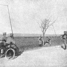 Kladení polní telegrafní trati pomocí motocyklu: c) Na konci.