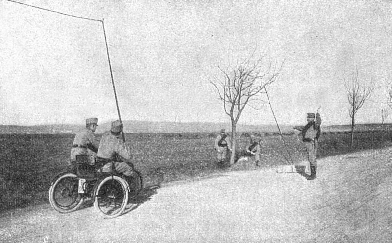 zobrazit detail historického snímku: Kladení polní telegrafní trati pomocí motocyklu: c) Na konci.
