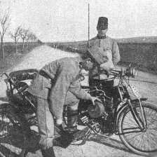 Kladení polní telegrafní trati pomocí motocyklu : a) Nasazení bubnu s navinutým drátem.