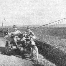 Kladení polní telegrafní trati pomocí motocyklu: b) V činnosti.
