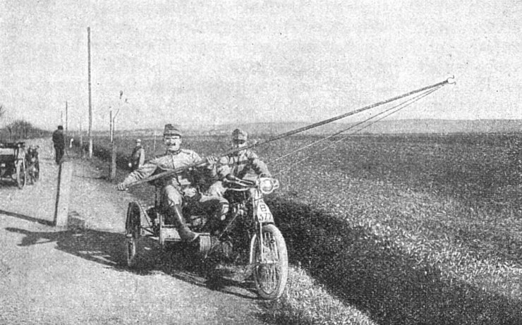zobrazit detail historického snímku: Kladení polní telegrafní trati pomocí motocyklu: b) V činnosti.