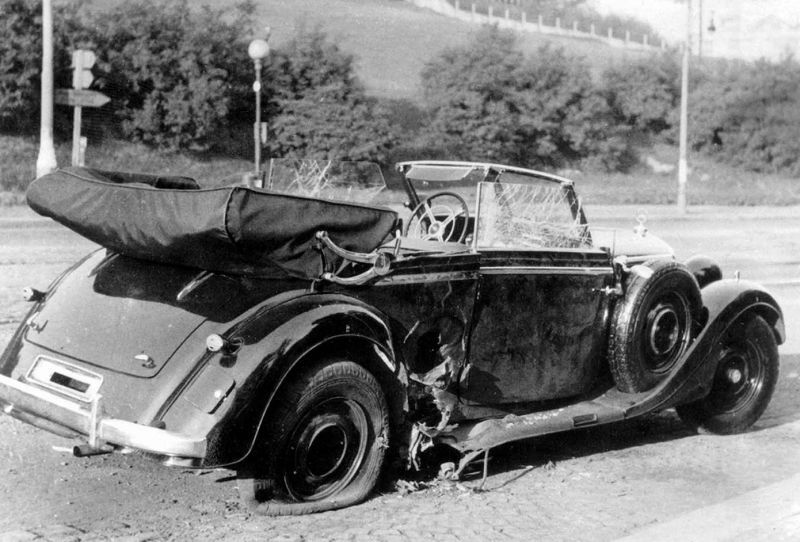 zobrazit detail historického snímku: Mercedes zastupujícího říšského protektora Reinharda Heydricha.