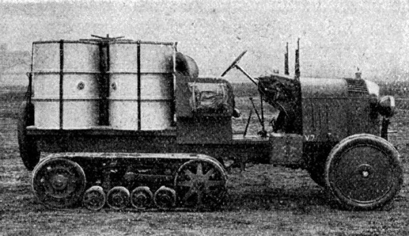 zobrazit detail historického snímku: Zásobovací vůz s nádržkami na benzin.