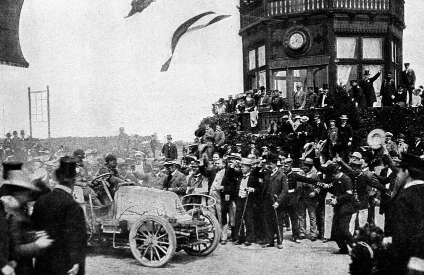 První automobilový závod z Paříže do Berlína - sportovní i politická událost mimořádného významu: Dnes jsou dálkové automobilové závody běžnou věcí. V…