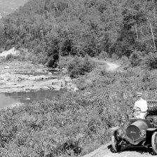 retro fotografie Automobilový výlet do přírody.