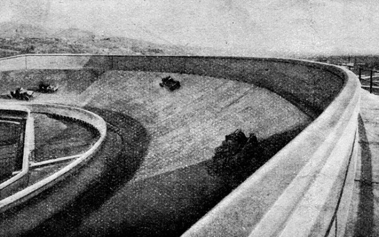 zobrazit detail historického snímku: Autodrom na střeše továrny Fiat .