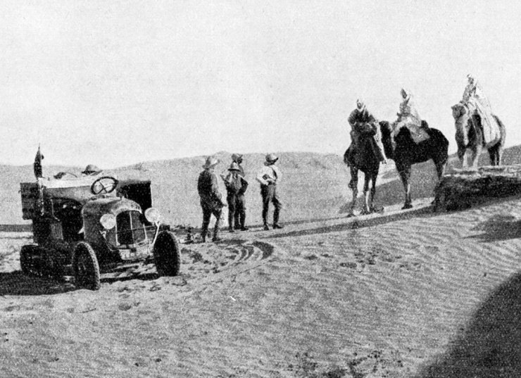 zobrazit detail historického snímku: Automobilem napříč Saharou