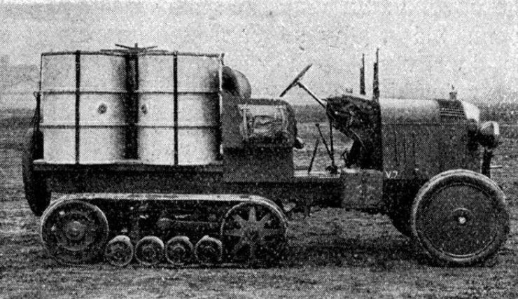 Zásobovací vůz s nádržkami na benzin. zobrazit detail historického snímku: Zásobovací vůz s nádržkami na benzin.