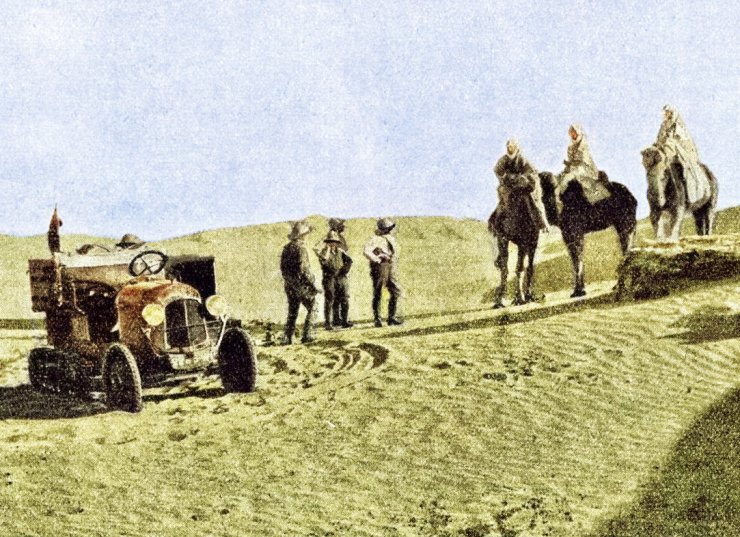 zobrazit detail historického snímku: Automobilem napříč Saharou.