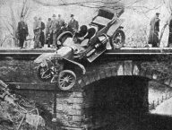 Automobilové štěstí v neštěstí: Nehody a automobily k sobě patří už od nepaměti...