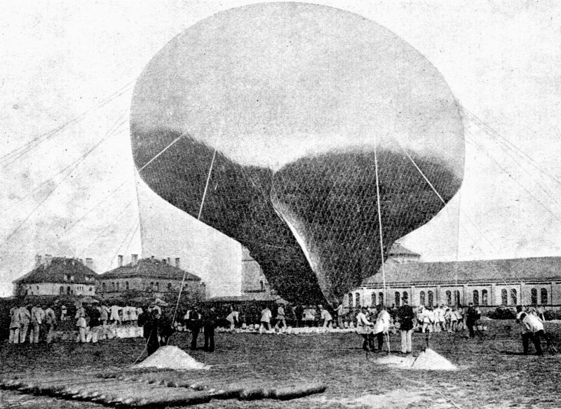 zobrazit detail historického snímku: Ballonem do výše 10½ km. Plnění ballonu.