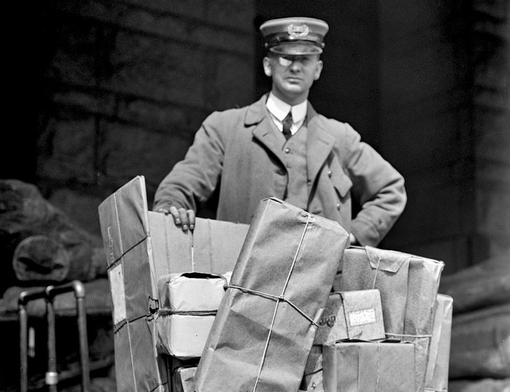 zobrazit detail historického snímku: Poštovní zásilky.