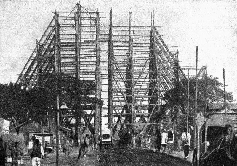 zobrazit detail historického snímku: Lešení z bambusových tyčí při stavbě Kettelerova pomníku v Kiau Čou.