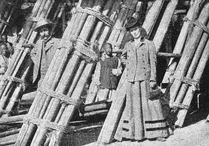 zobrazit detail historického snímku: Spodní část bambusového lešení.