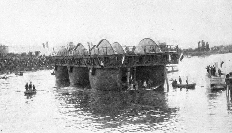 zobrazit detail historického snímku: Bazinova loď na vodě.