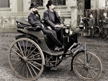 zobrazit detail historického snímku: Benzův automobil.