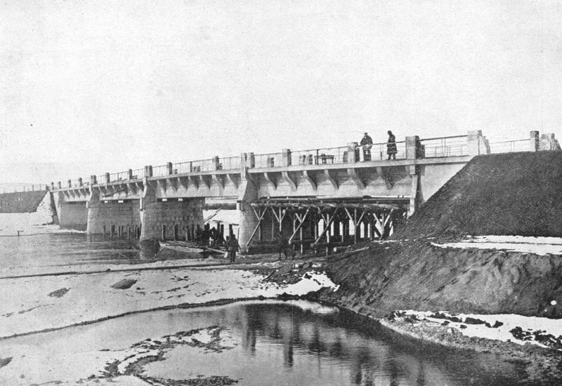 zobrazit detail historického snímku: Nejdelší nový betonový most v Čechách u Sojovic v okresu Brandýském.