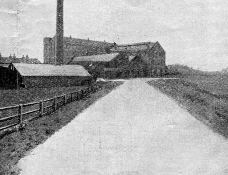 zobrazit detail historického snímku: Tovární cesta opravená; podklad z betonu vyztuženého.