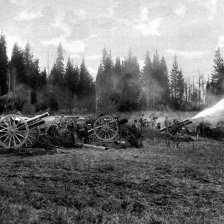 retro fotografie 3. baterie první dělostřel. brigády v boji za stanicí Kordon.
