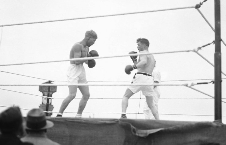 zobrazit detail historického snímku: Boxerský zápas Františka Nekolného s Julesem Alverelem z Francie.