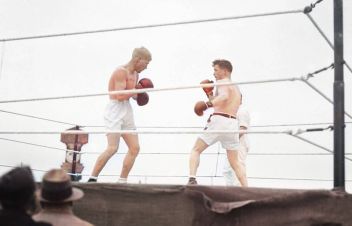 zobrazit detail historického snímku: Boxerský zápas Františka Nekolného s Julesem Alverelem z Francie.