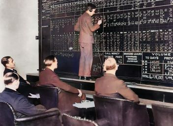 zobrazit detail historického snímku: Pohyby akcií na burze v New Yorku.