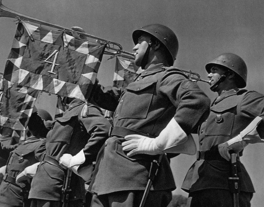 Jak vzniknul povel »pochodem vchod« a další české vojenské termíny: Vznik republiky v roce 1918 přinesl jeden zajímavý…