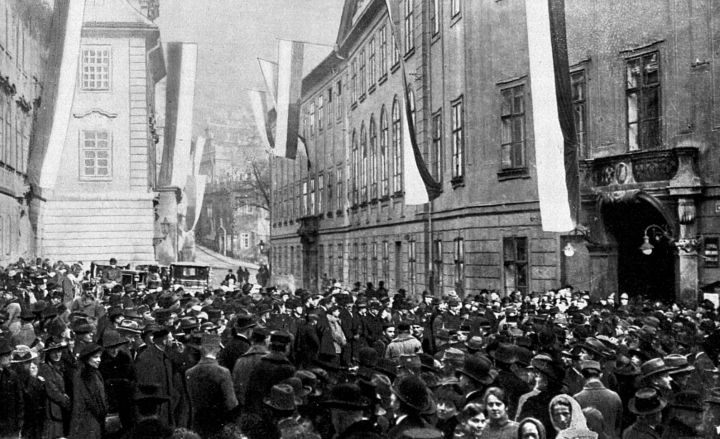 Před Národním shromážděním dne 14. listopadu 1918. - klikněte pro zobrazení detailu