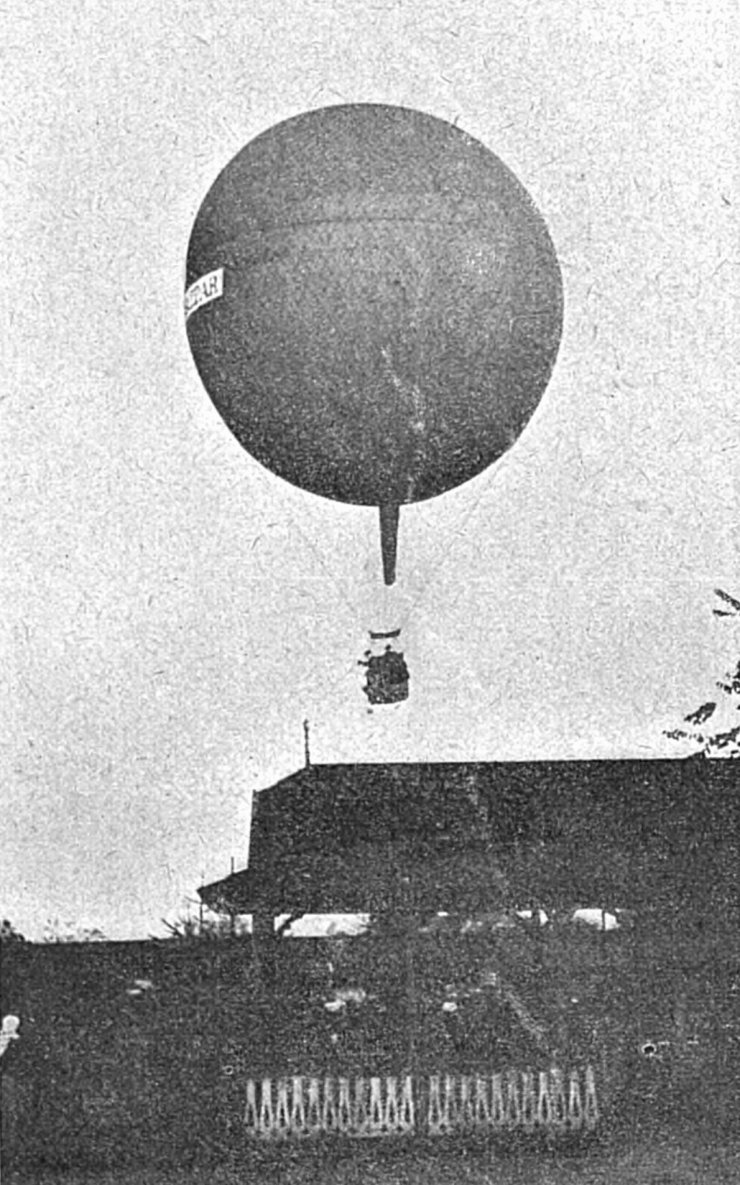 zobrazit detail historického snímku: Hůlkův balon při vzletu.
