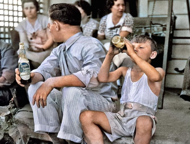 zobrazit detail historického snímku: Chlapec s pivem.
