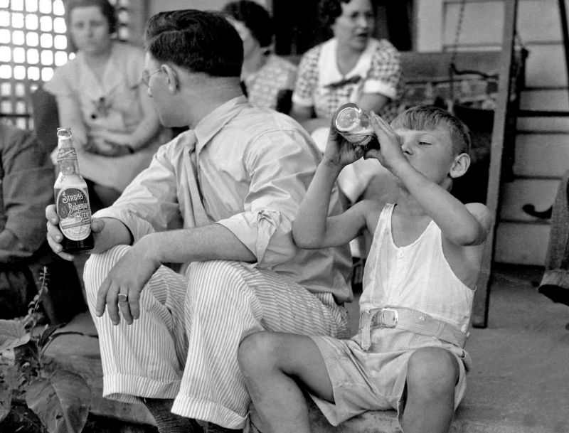 zobrazit detail historického snímku: Chlapec s pivem.