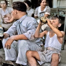 kolorovaná fotografie Chlapec s pivem.