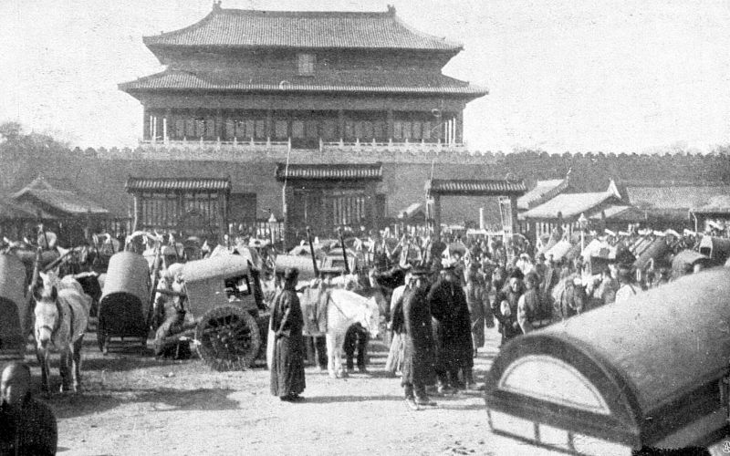 zobrazit detail historického snímku: Čína ve smutku — příjezd úředníků z celé země k Zakázanému městu.