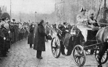 Císař František Josef I. na projížďce Vídní. - klikněte pro zobrazení detailu