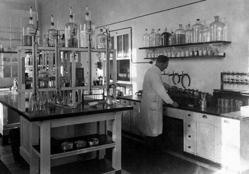 zobrazit detail historického snímku: Laboratoř v cukrovaru.