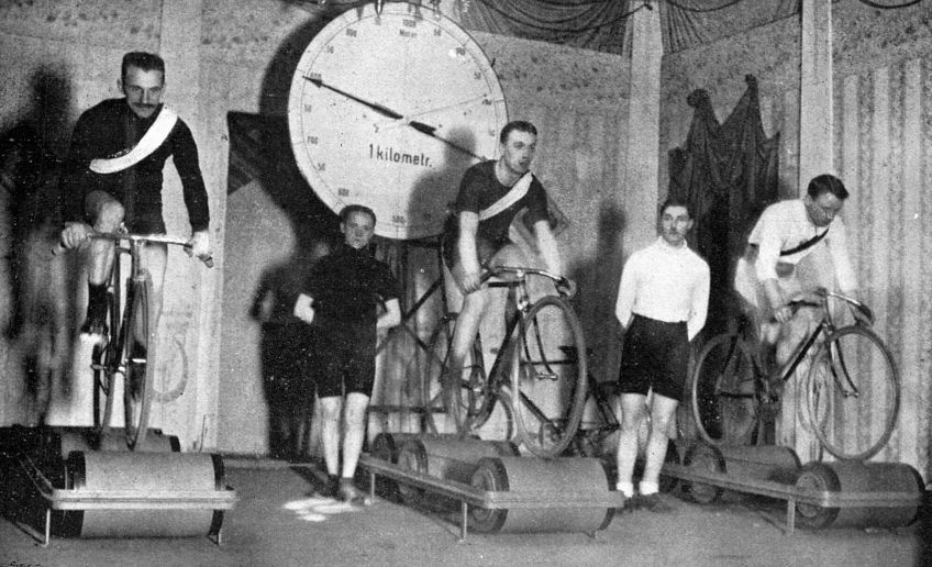 Cyklistické závody na trenažérech v Praze v Bílé Labuti: Máte pocit, že je na jízdu na kole už zima? Tak si…