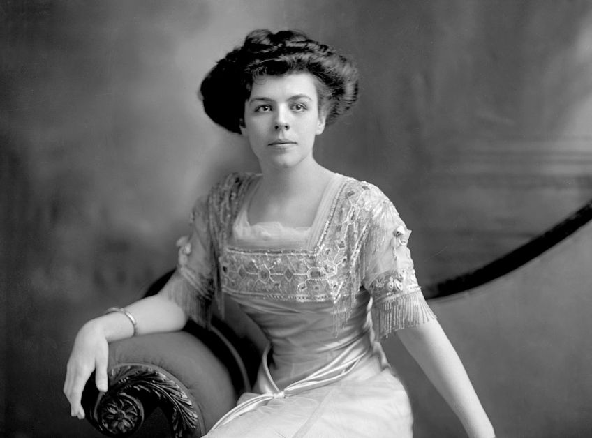 Proč se ženy oblékají a malují tak, aby byly ještě krásnější? Proč se ženy oblékají a malují tak, aby byly ještě krásnější?: Na tuto důležitou otázku hledal odpověď článek z…