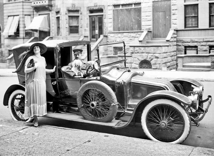 zobrazit detail historického snímku: Luxusní automobil.