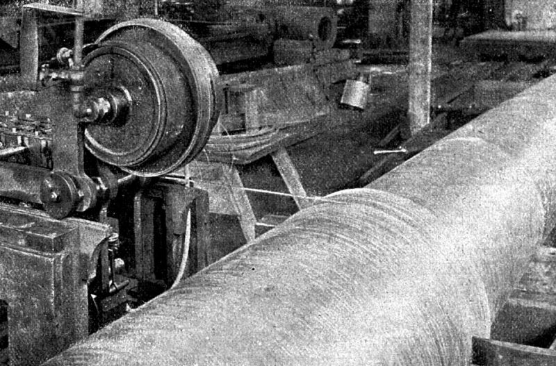zobrazit detail historického snímku: Výroba děla z ocelového drátu. Ovinování.