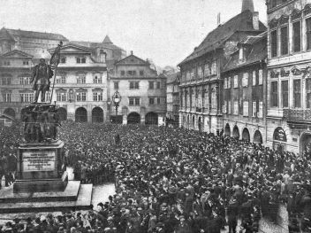 Praha na podzim r. 1905. Demonstrace za všeobecné hlasovací právo na Malostranském námestí. - klikněte pro zobrazení detailu