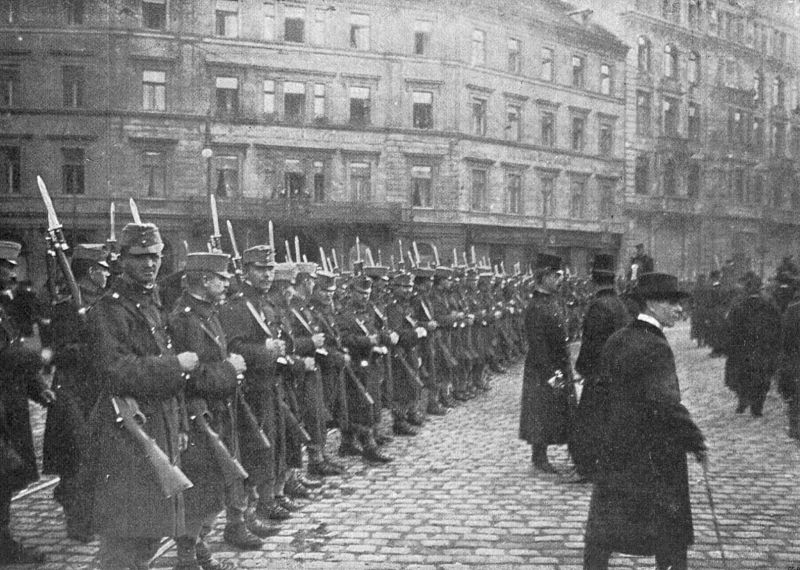 zobrazit detail historického snímku: Vyklízení „Příkopu“ vojskem.