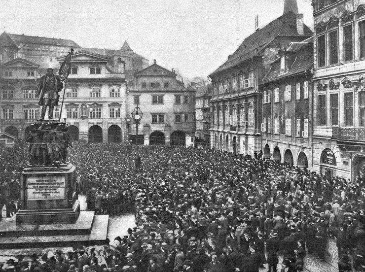 zobrazit detail historického snímku: Praha na podzim r. 1905. Demonstrace za všeobecné hlasovací právo na Malostranském námestí.
